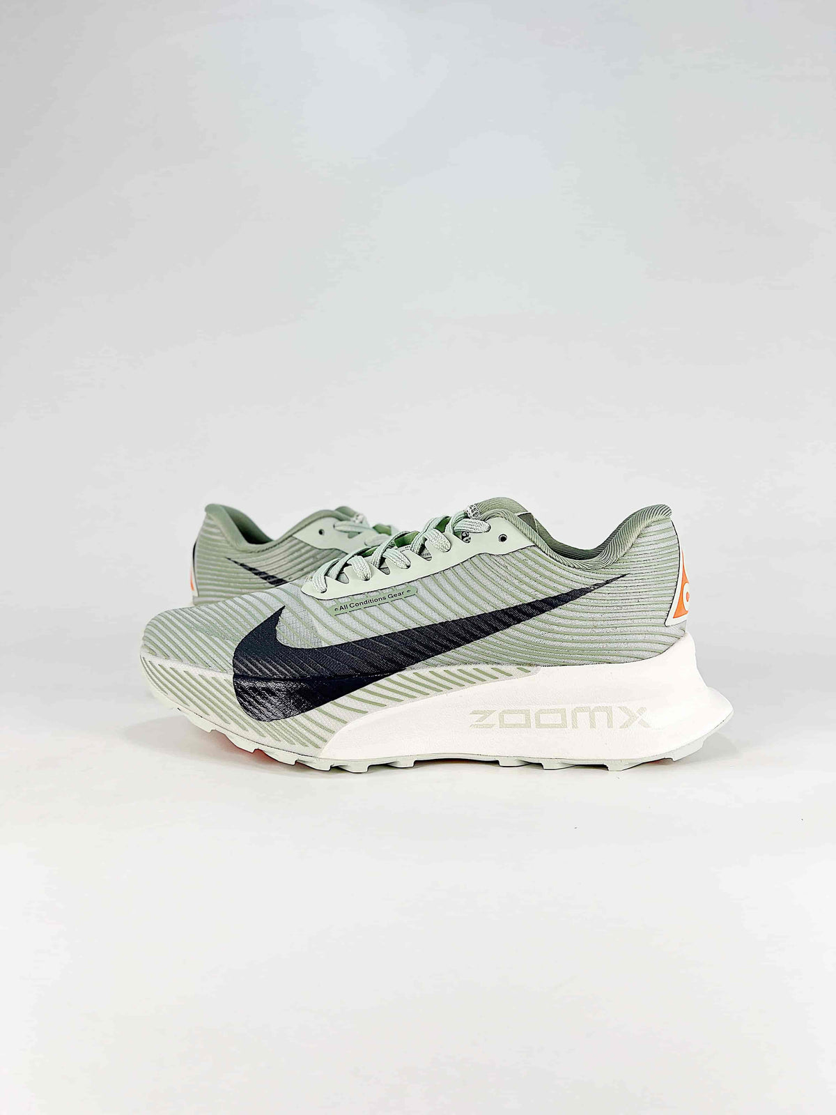 Nike ACG Sneakers - Light Green & Black