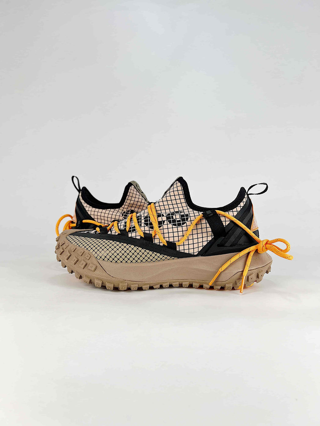 Nike ACG Mountain Fly Low Sneakers - Beige & Orange