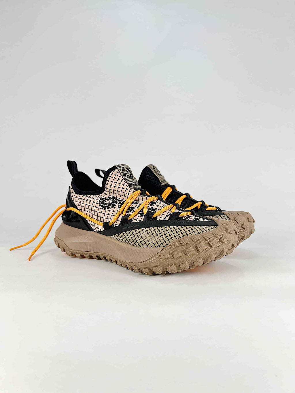 Nike ACG Mountain Fly Low Sneakers - Beige & Orange
