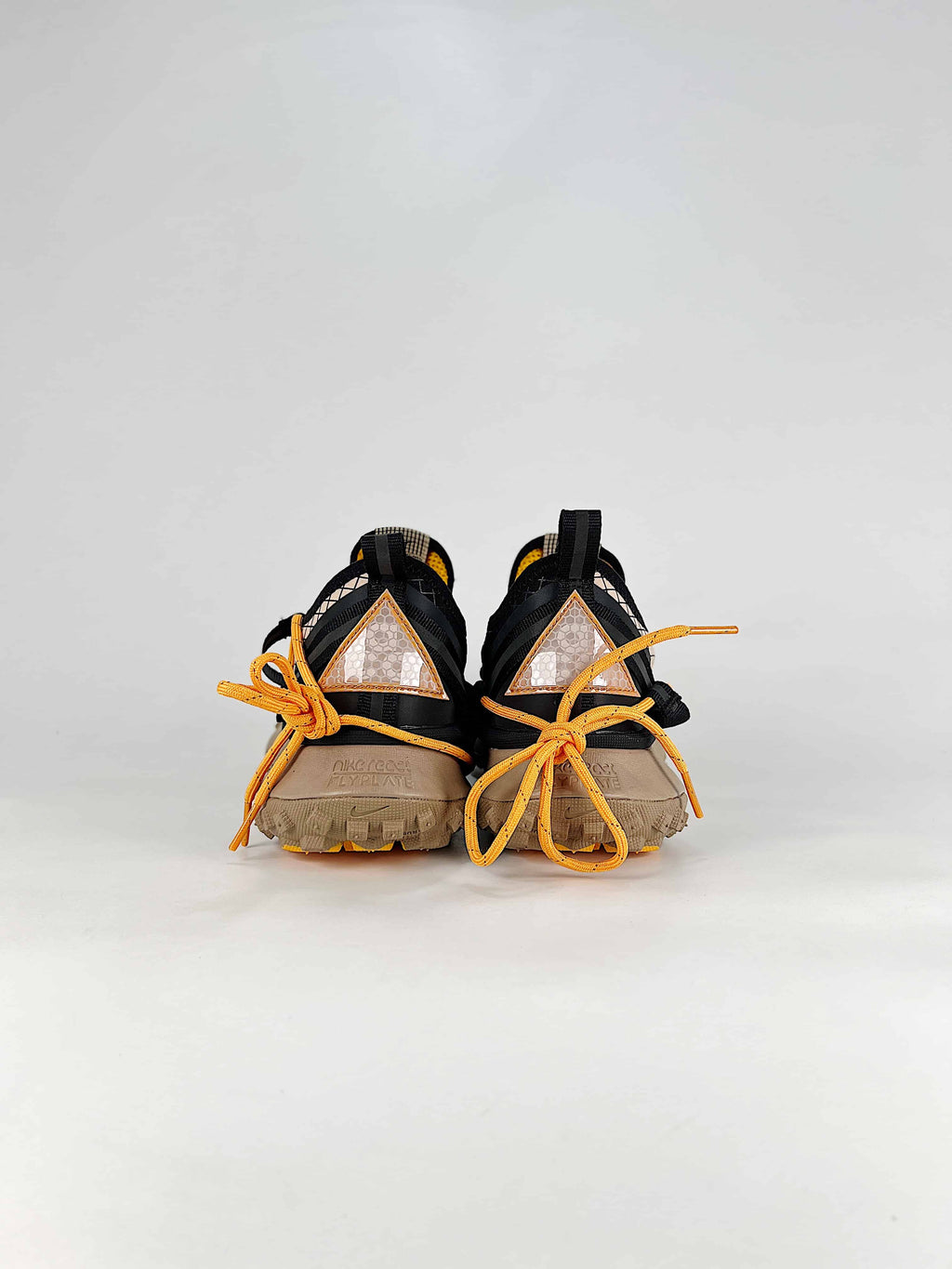 Nike ACG Mountain Fly Low Sneakers - Beige & Orange