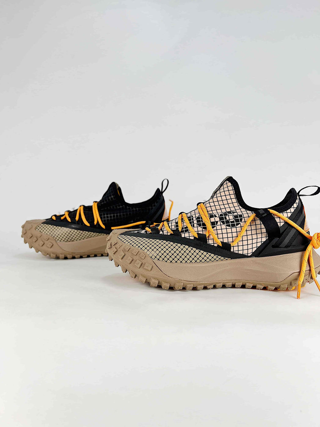Nike ACG Mountain Fly Low Sneakers - Beige & Orange