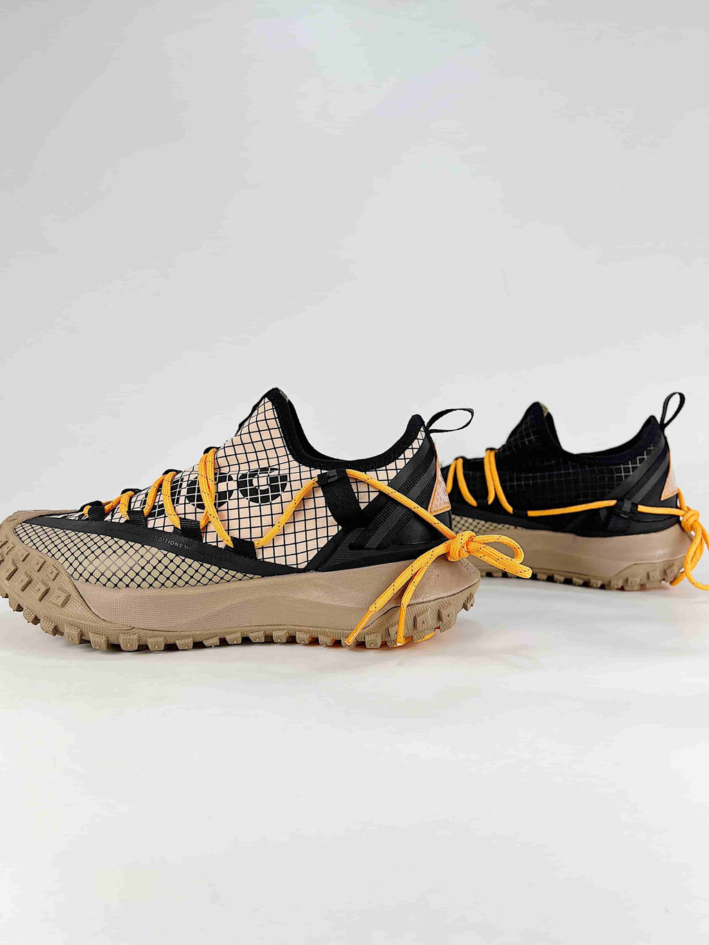Nike ACG Mountain Fly Low Sneakers - Beige & Orange