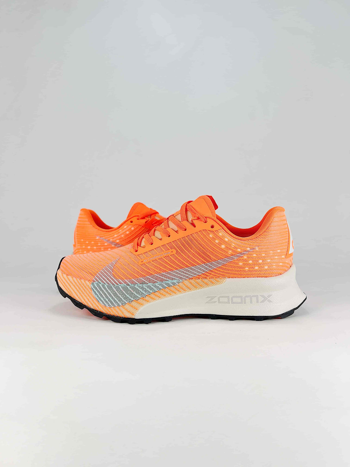 Nike ACG Sneakers - Bright Orange