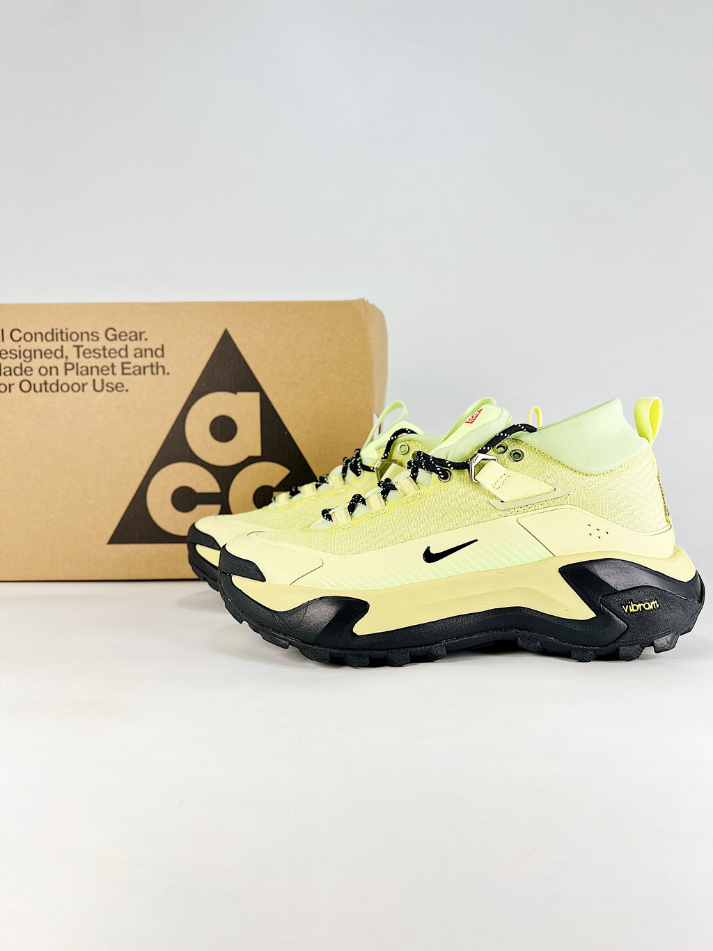 Nike ACG Sneakers - Light Yellow & Black