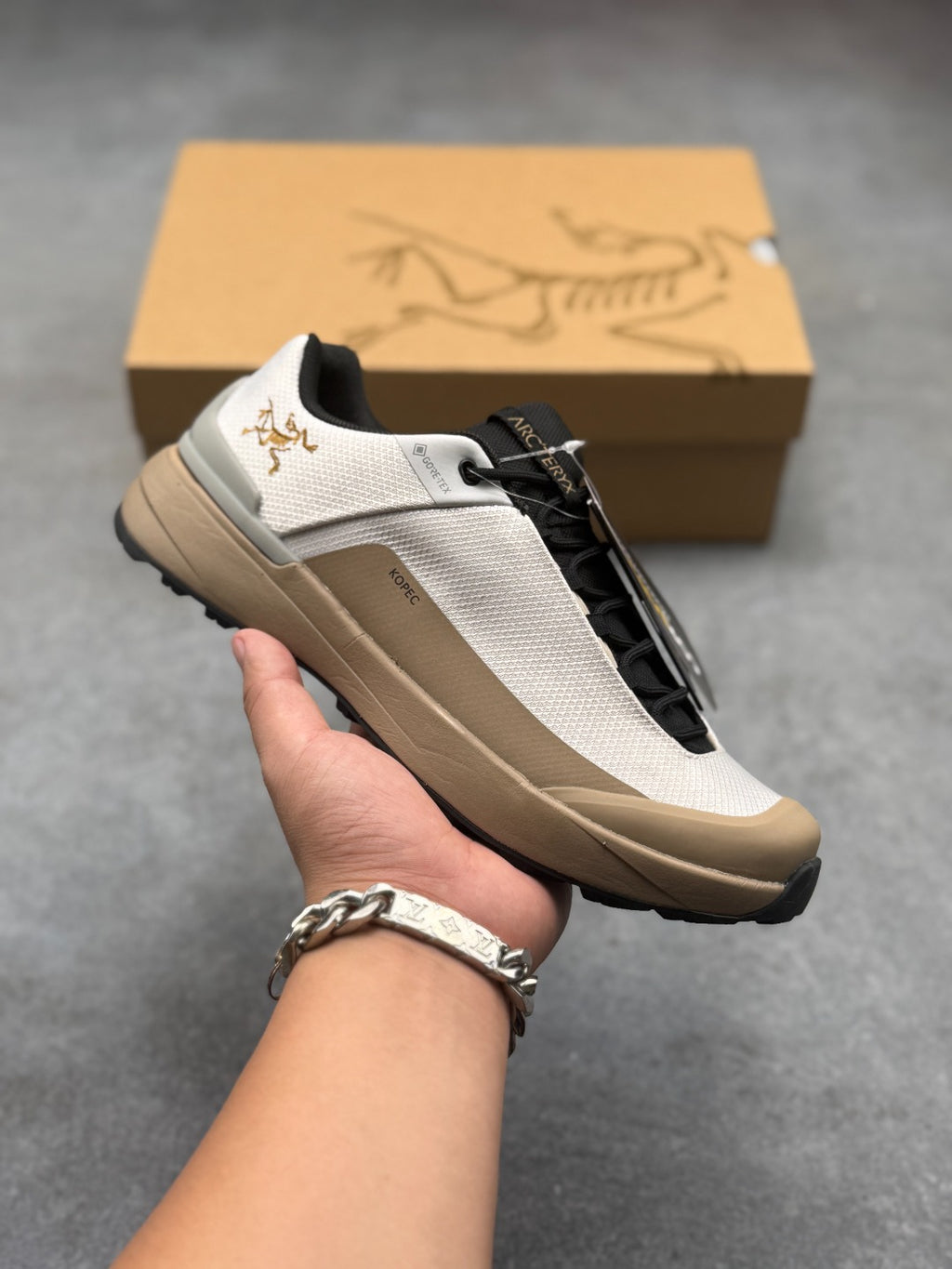 Arc’teryx Konseal Low-Top Lace-Up Shoes in Off-White and Tan