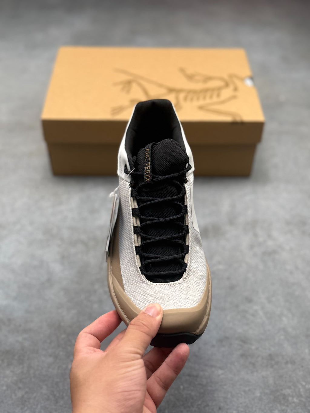 Arc’teryx Konseal Low-Top Lace-Up Shoes in Off-White and Tan