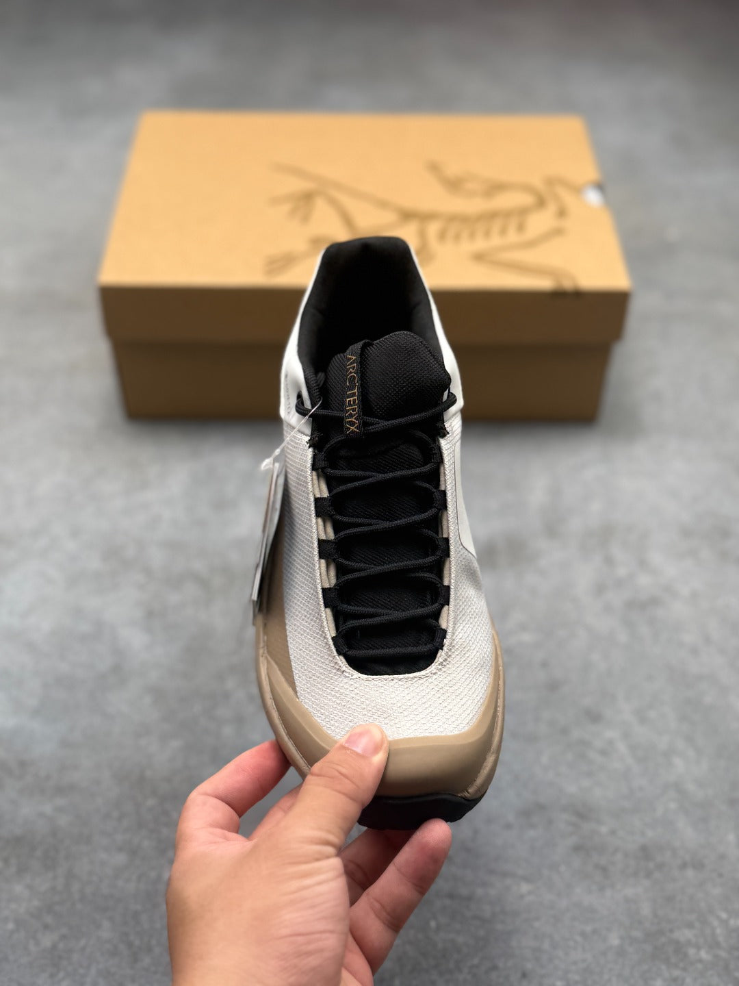 Arc’teryx Konseal Low-Top Lace-Up Shoes in Off-White and Tan