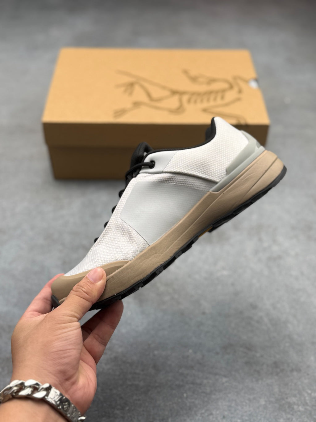 Arc’teryx Konseal Low-Top Lace-Up Shoes in Off-White and Tan