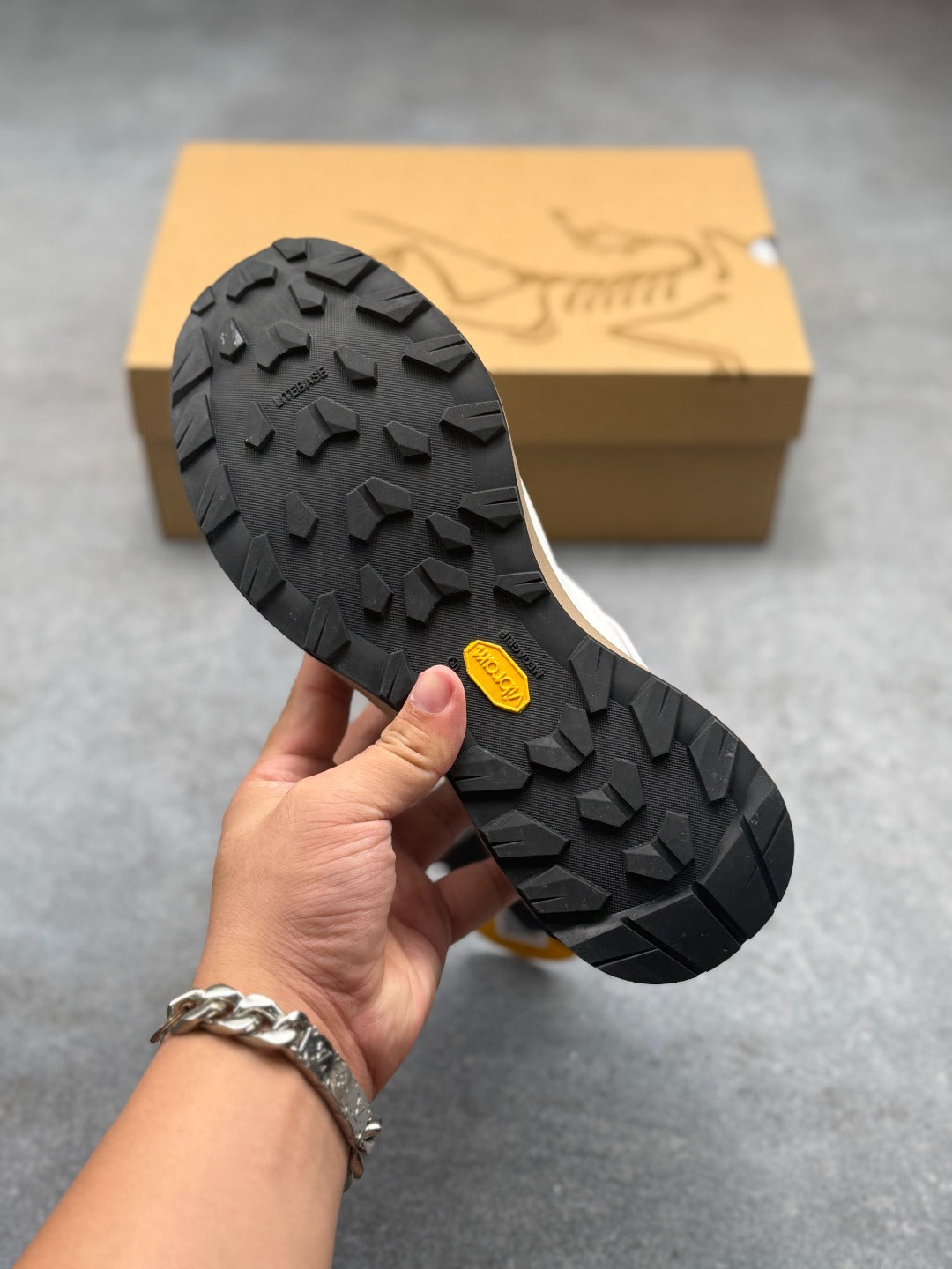 Arc’teryx Konseal Low-Top Lace-Up Shoes in Off-White and Tan