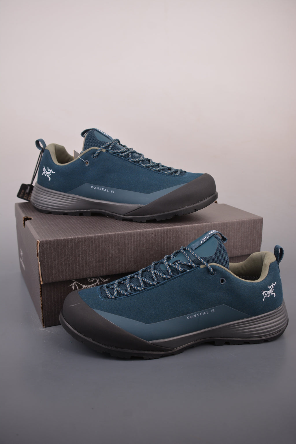 Arc’teryx Konseal FL Low-Top Lace-Up Shoes in Deep Blue