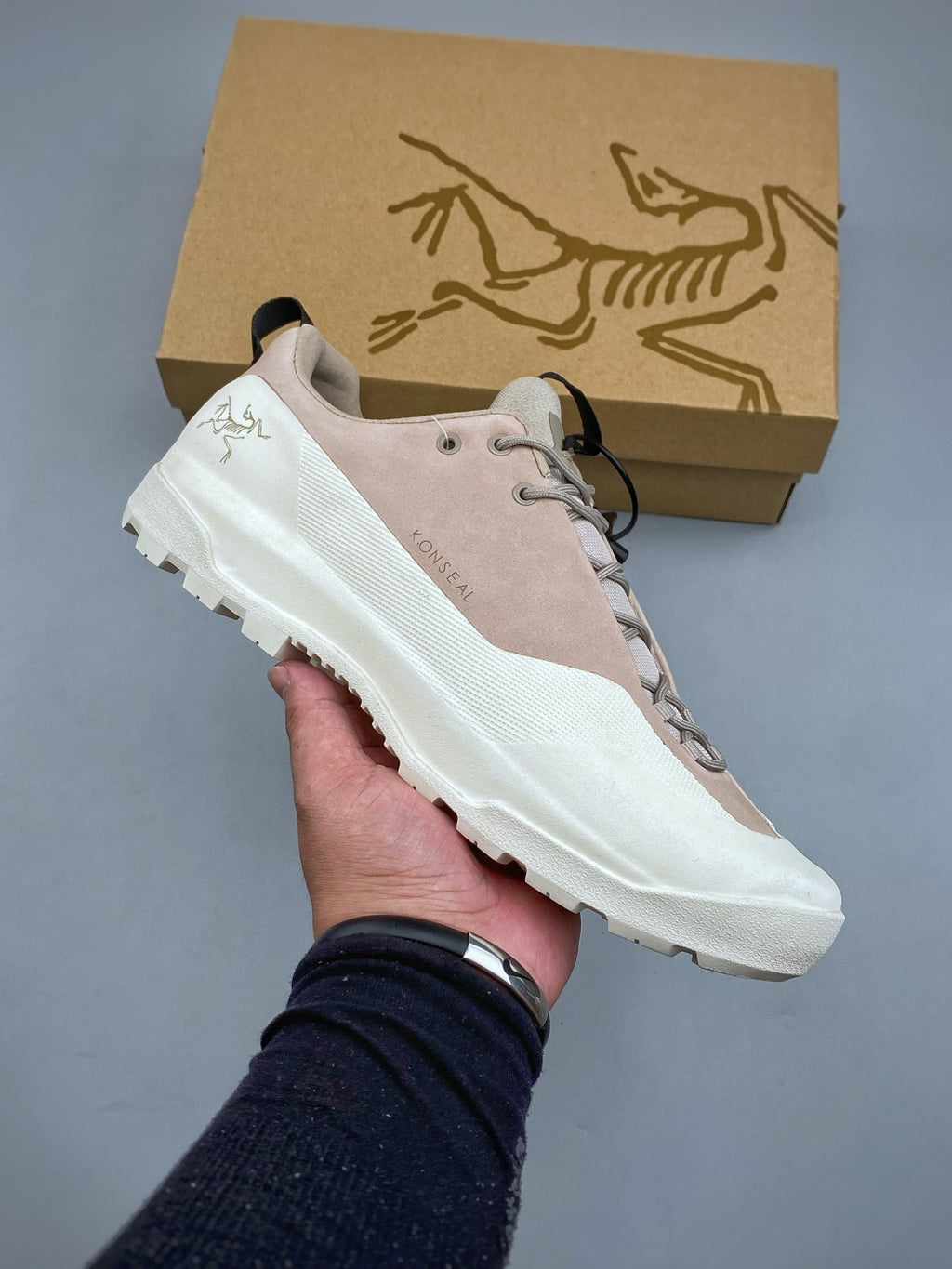 Arc’teryx Konseal Low-Top Lace-Up Shoes in Light Taupe and Off-White