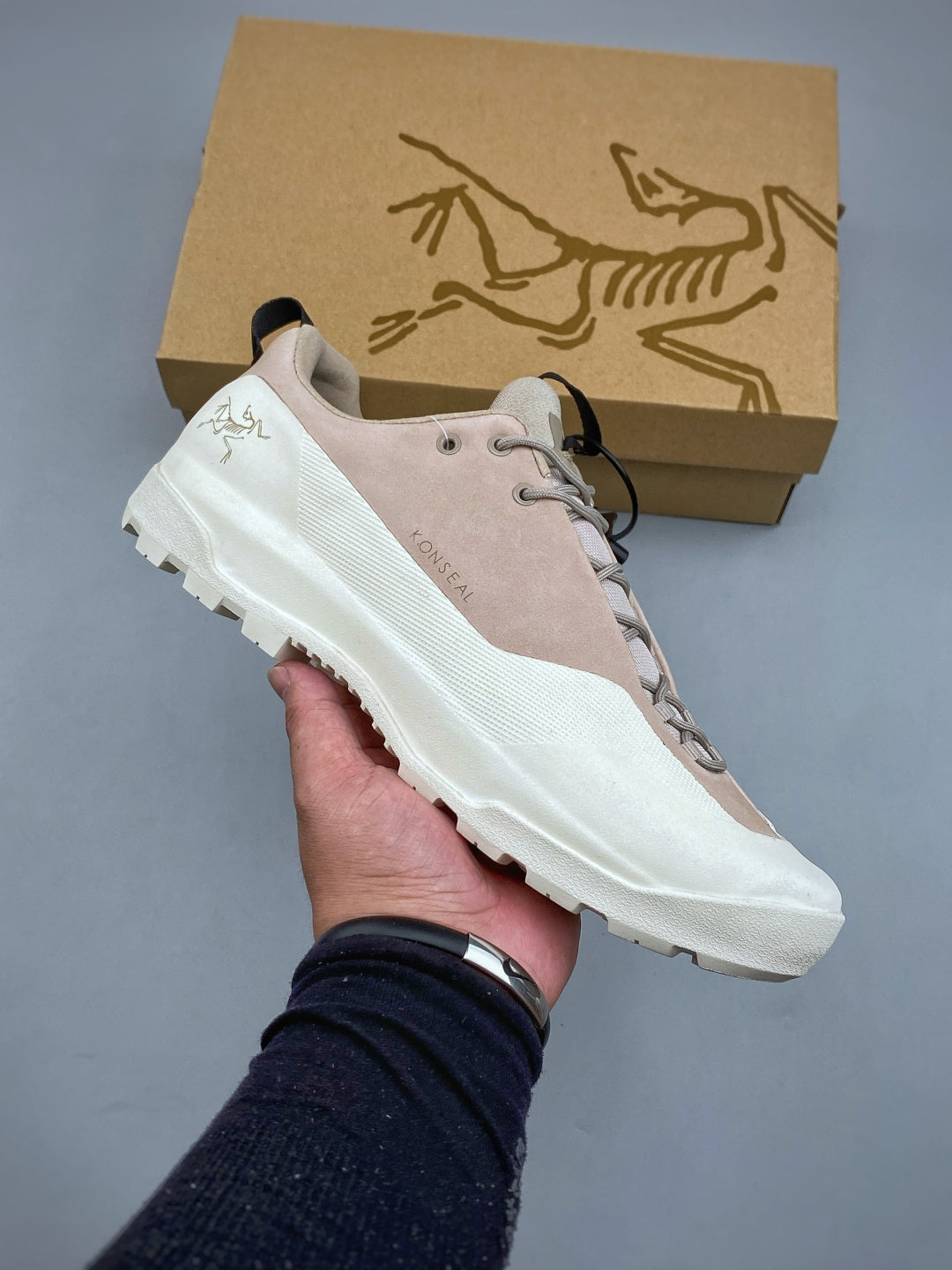 Arc’teryx Konseal Low-Top Lace-Up Shoes in Light Taupe and Off-White