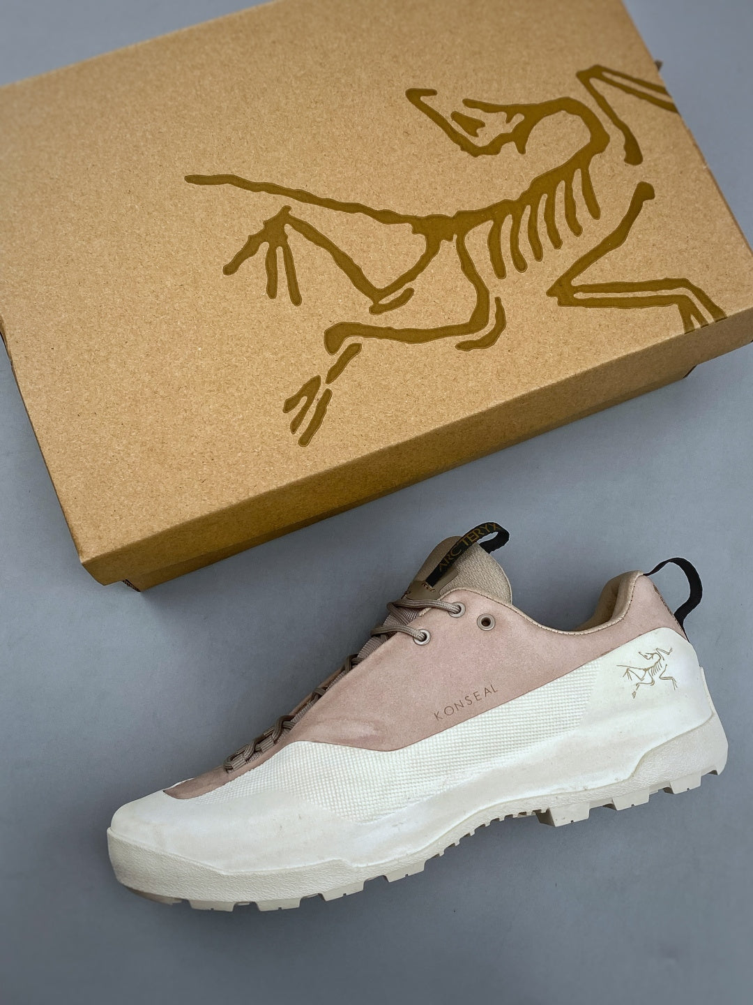 Arc’teryx Konseal Low-Top Lace-Up Shoes in Light Taupe and Off-White