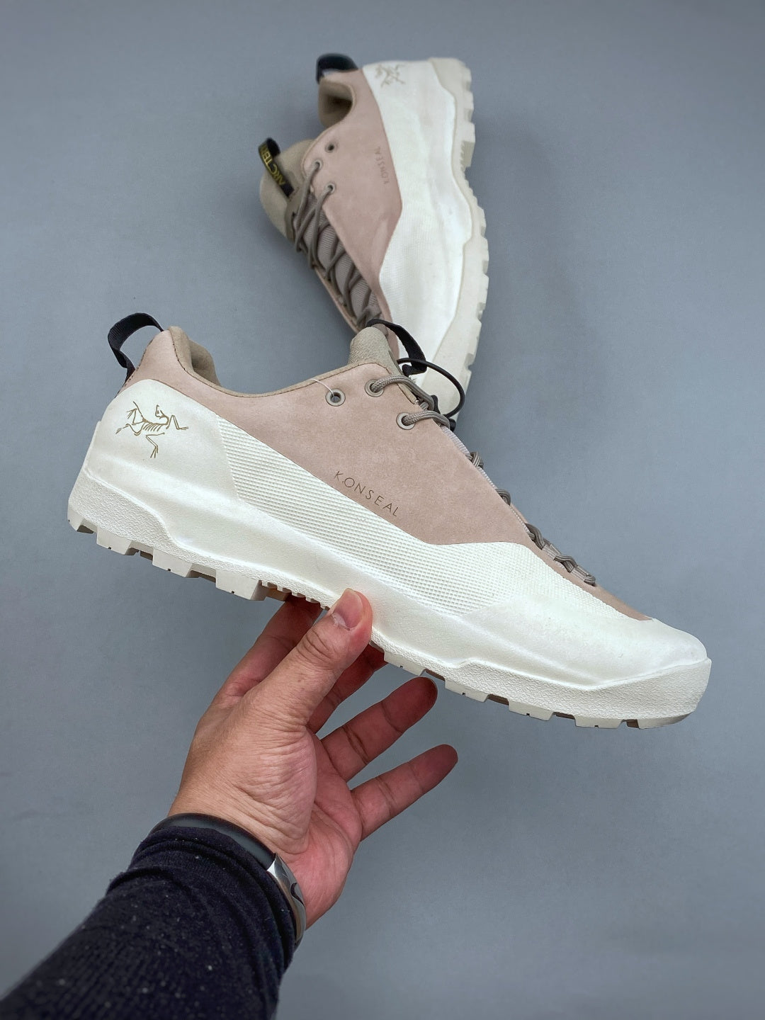 Arc’teryx Konseal Low-Top Lace-Up Shoes in Light Taupe and Off-White