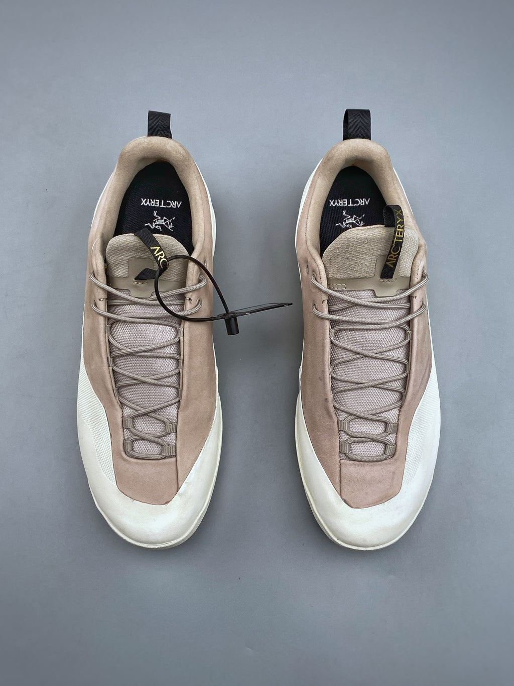 Arc’teryx Konseal Low-Top Lace-Up Shoes in Light Taupe and Off-White