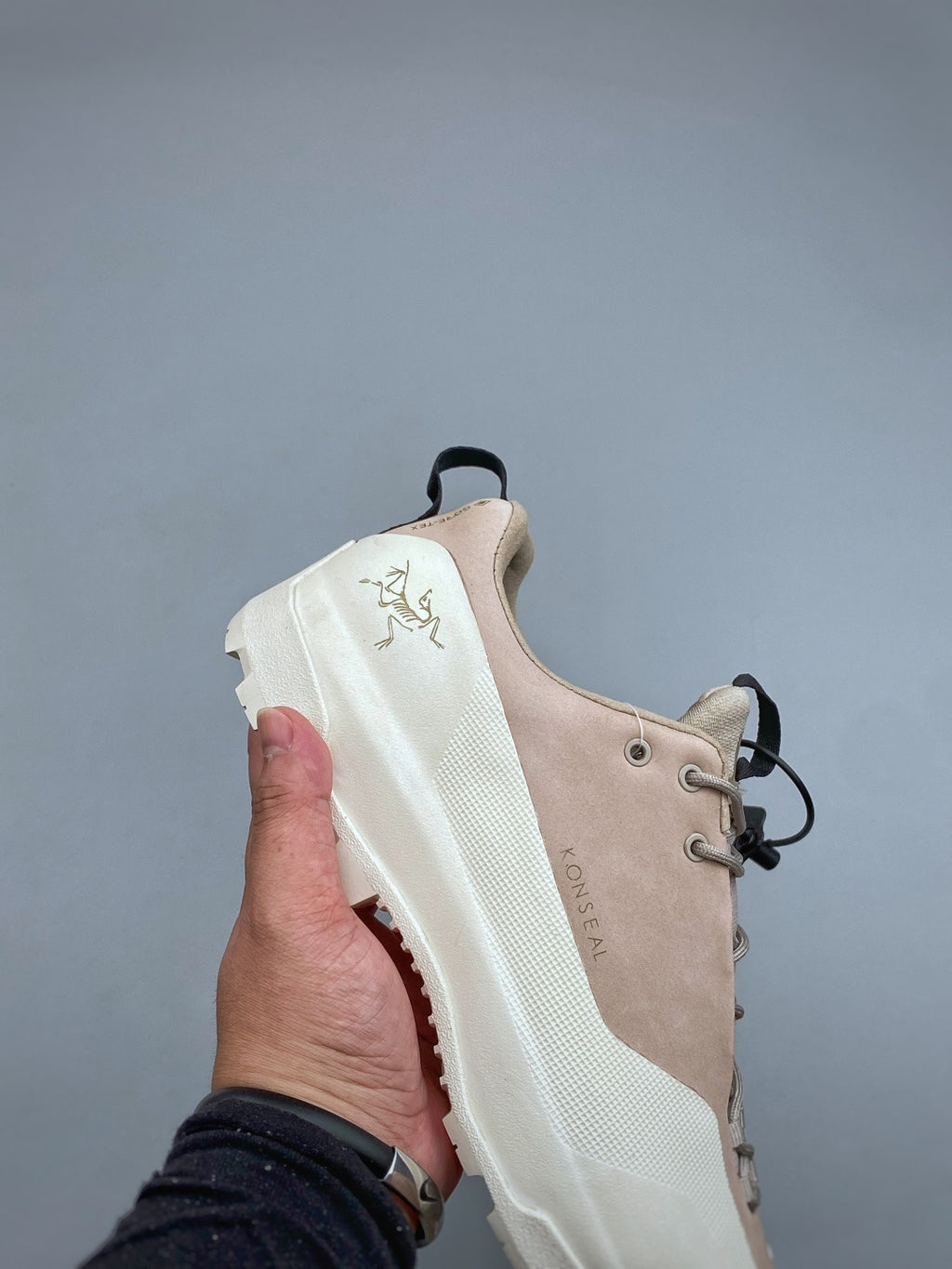 Arc’teryx Konseal Low-Top Lace-Up Shoes in Light Taupe and Off-White