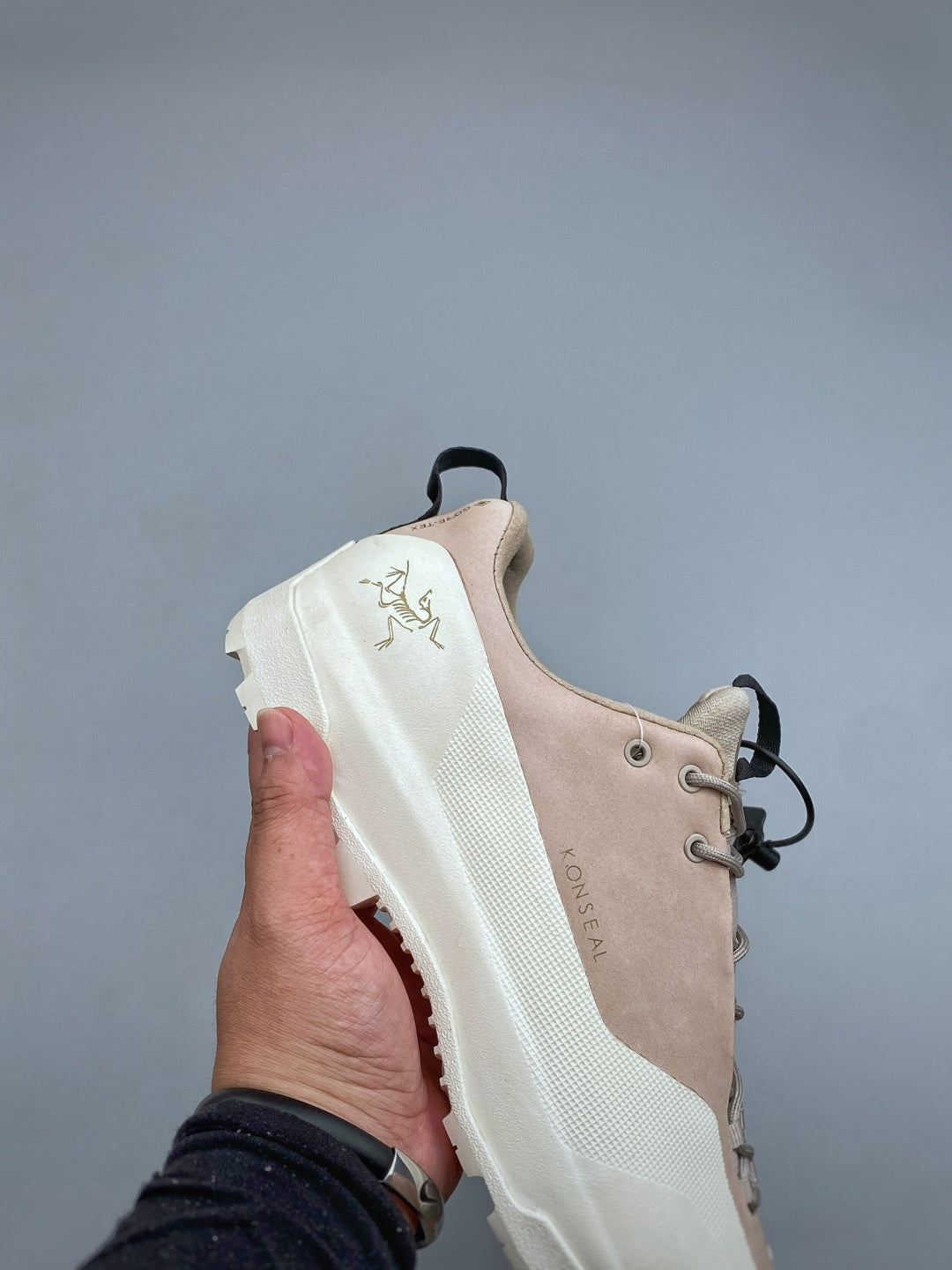 Arc’teryx Konseal Low-Top Lace-Up Shoes in Light Taupe and Off-White