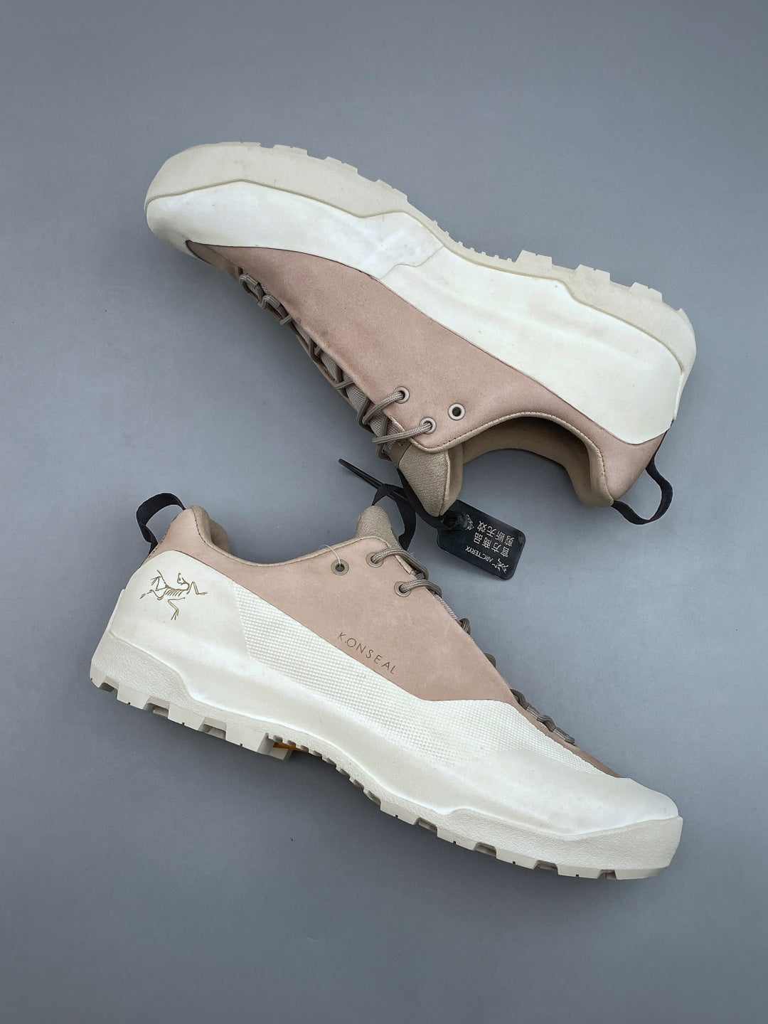Arc’teryx Konseal Low-Top Lace-Up Shoes in Light Taupe and Off-White