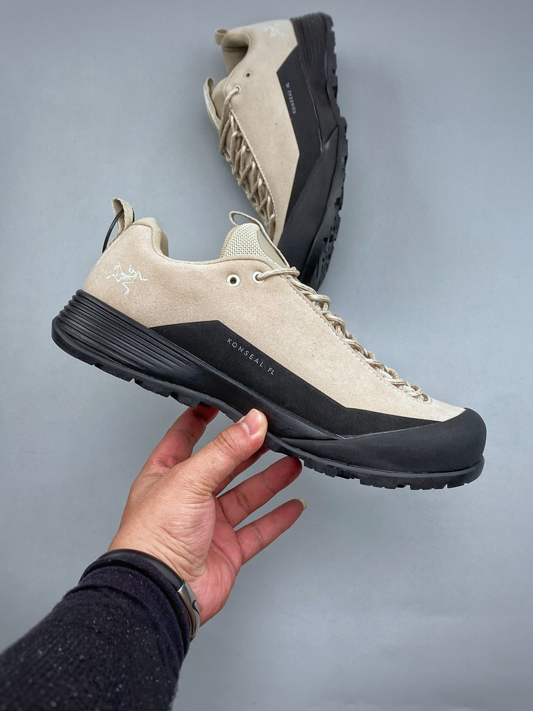 Arc’teryx Konseal FL Low-Top Lace-Up Shoes in Beige and Black