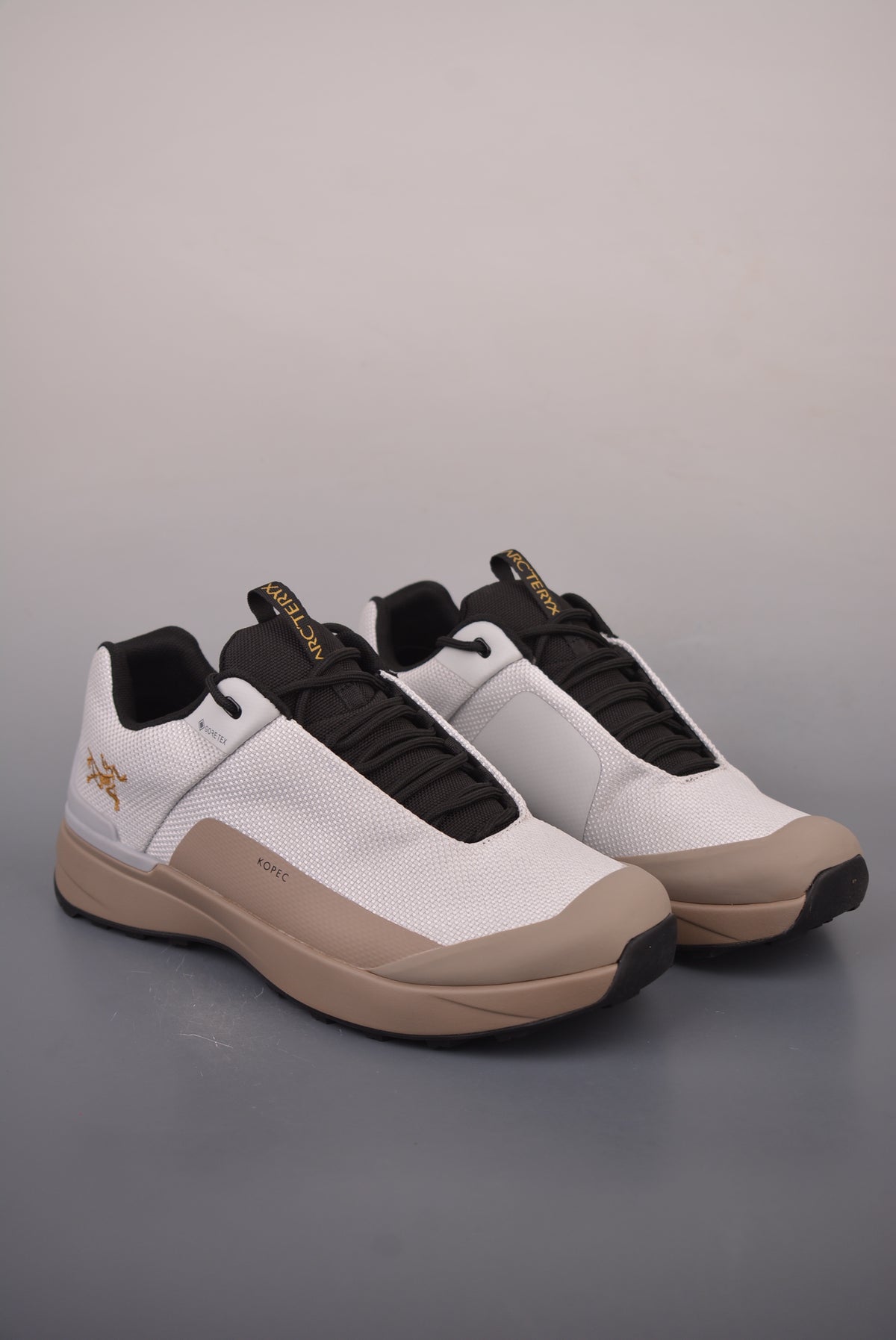 Arc’teryx Kopec Low-Top Lace-Up Shoes in Off-White and Tan
