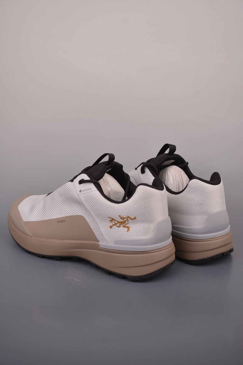 Arc’teryx Kopec Low-Top Lace-Up Shoes in Off-White and Tan