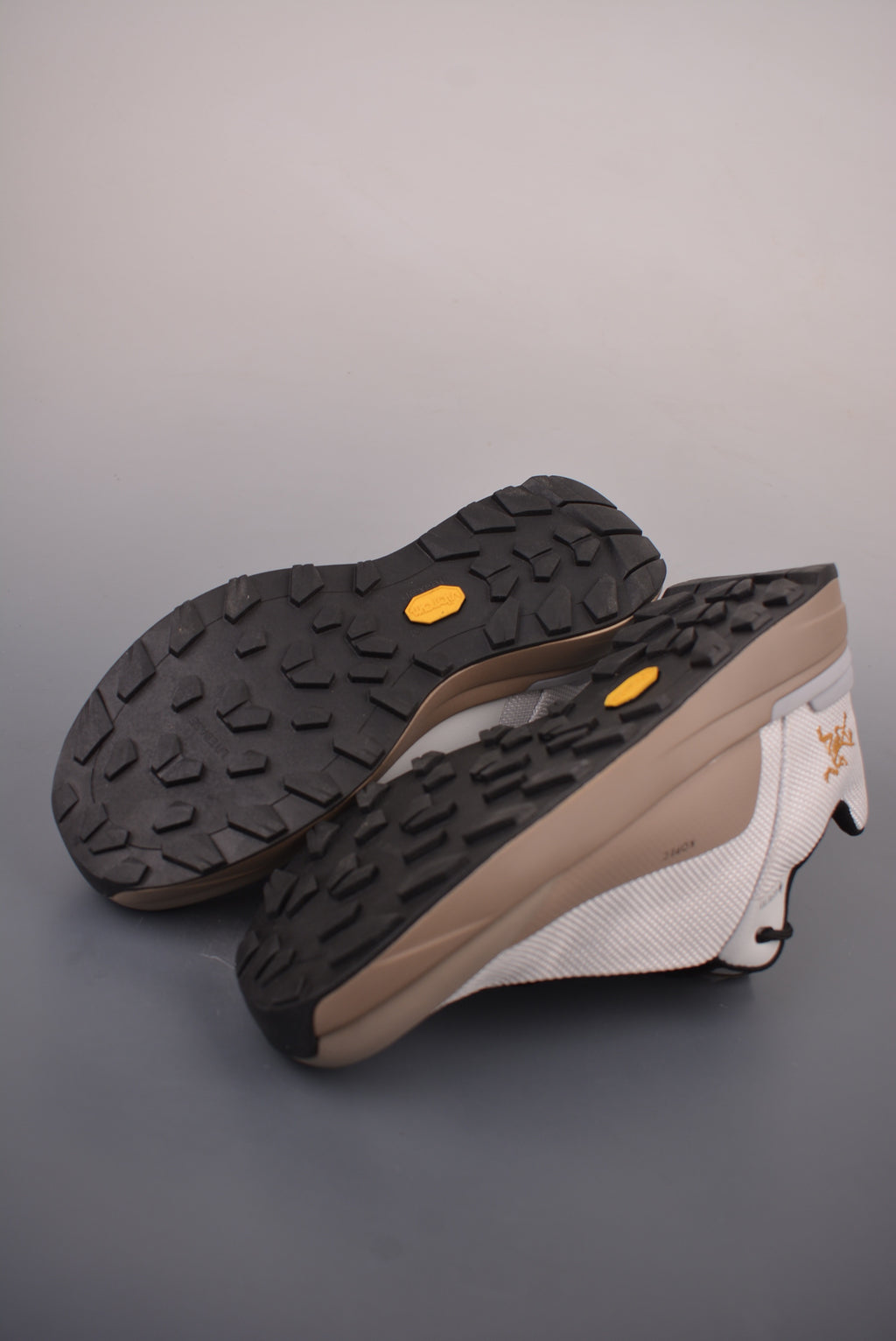 Arc’teryx Kopec Low-Top Lace-Up Shoes in Off-White and Tan