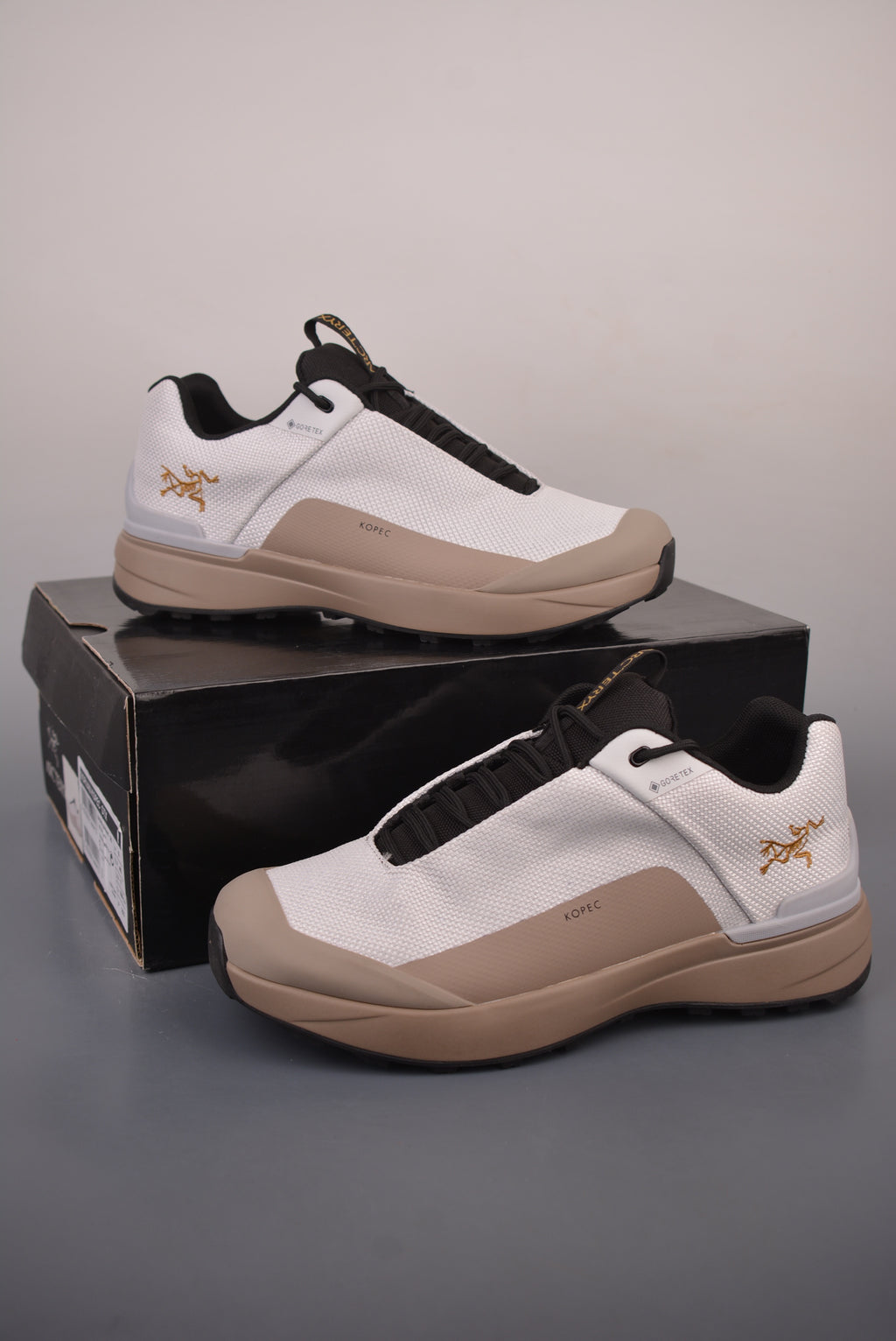 Arc’teryx Kopec Low-Top Lace-Up Shoes in Off-White and Tan