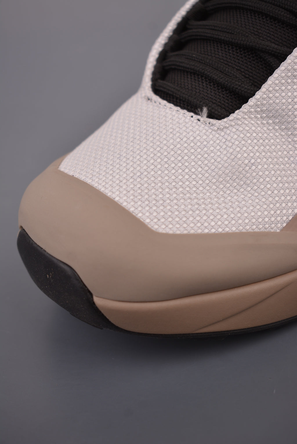 Arc’teryx Kopec Low-Top Lace-Up Shoes in Off-White and Tan