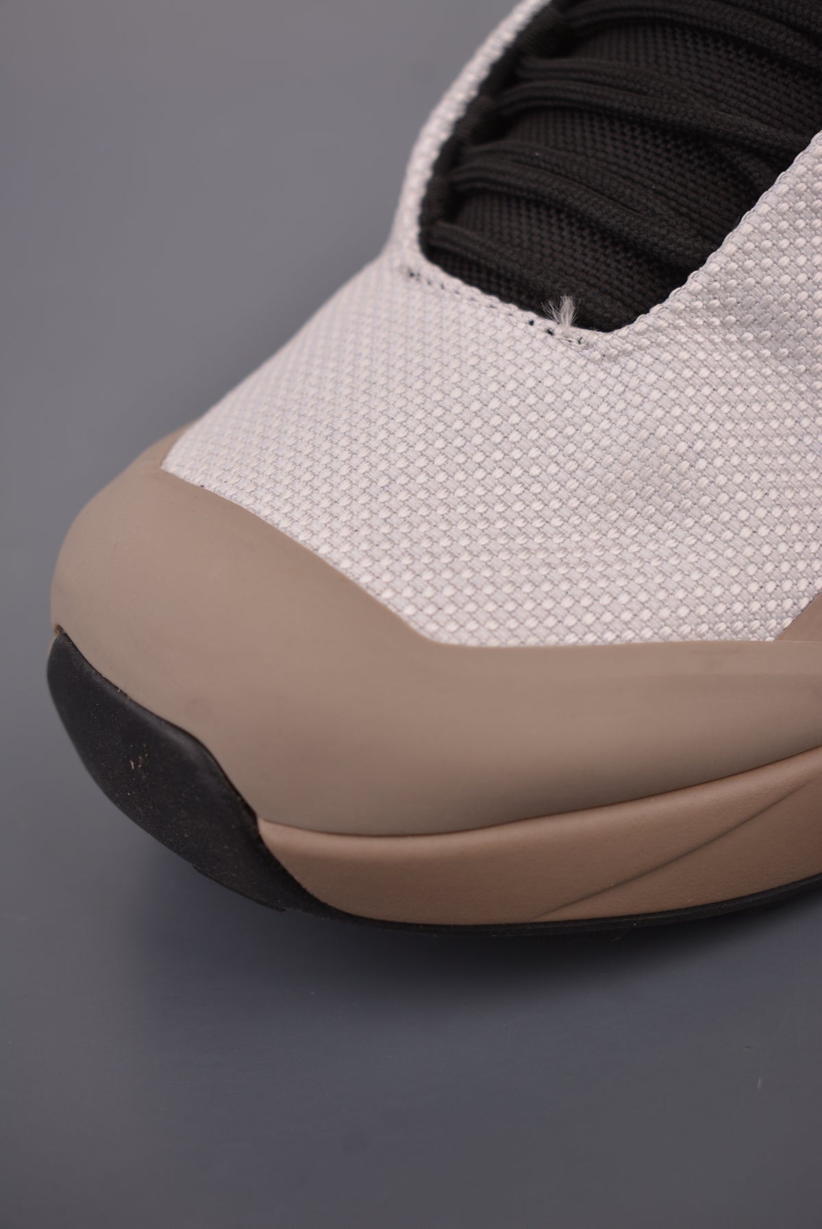 Arc’teryx Kopec Low-Top Lace-Up Shoes in Off-White and Tan