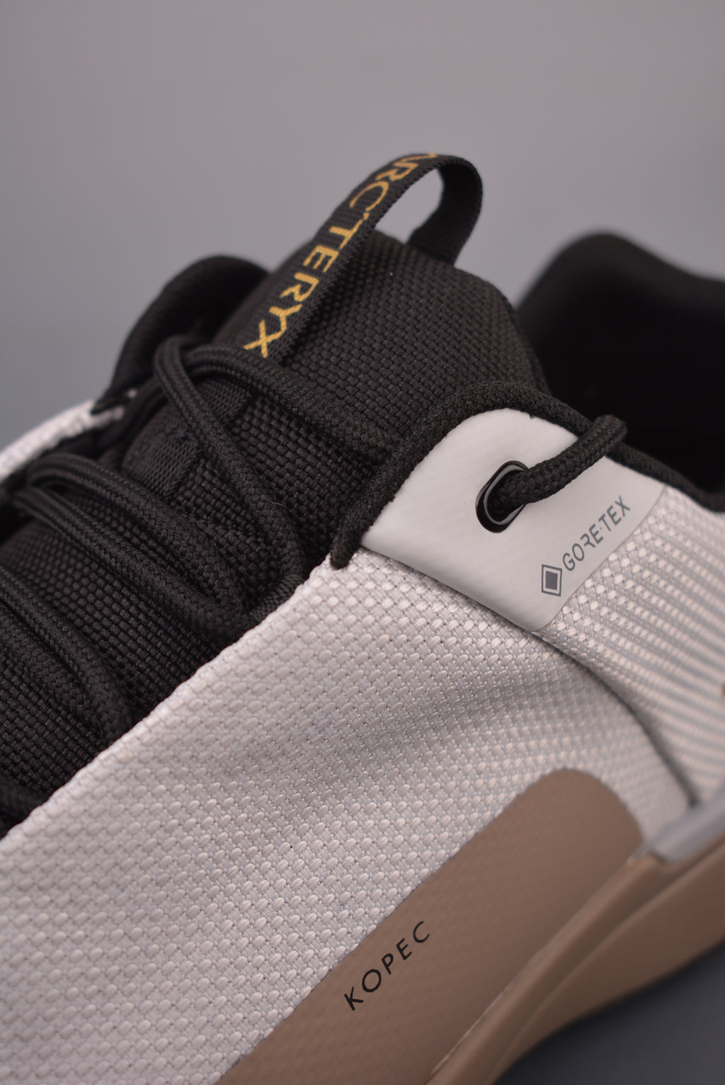 Arc’teryx Kopec Low-Top Lace-Up Shoes in Off-White and Tan