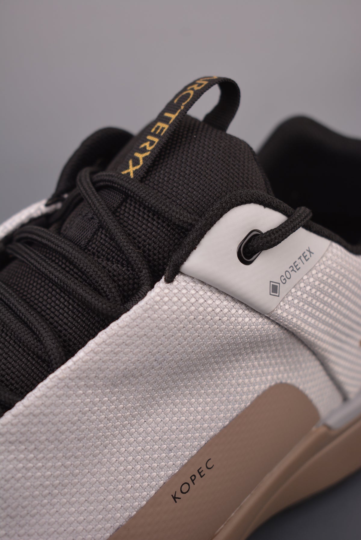 Arc’teryx Kopec Low-Top Lace-Up Shoes in Off-White and Tan