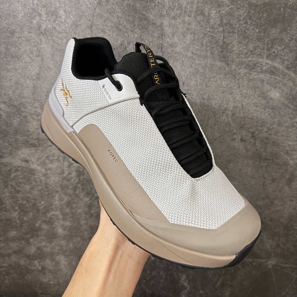 Arc’teryx Kopec Low-Top Lace-Up Shoes in Off-White and Tan