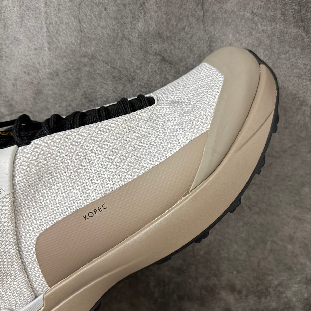 Arc’teryx Kopec Low-Top Lace-Up Shoes in Off-White and Tan