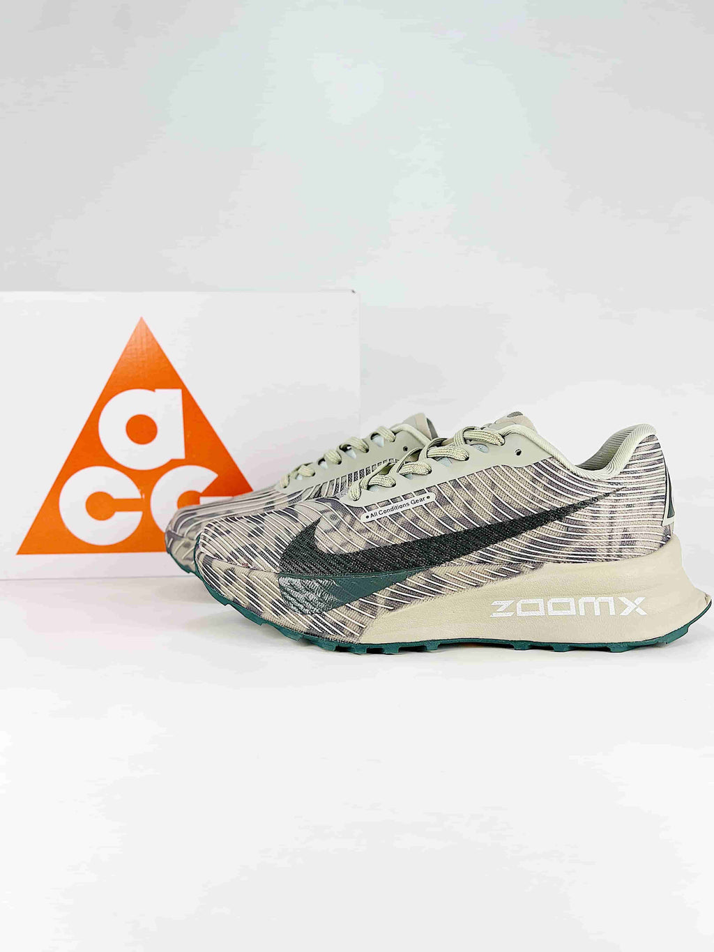 Nike ACG Sneakers - Beige & Camo Green