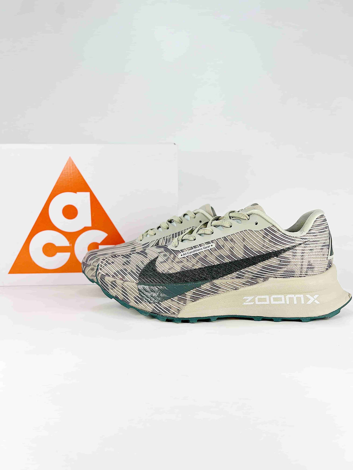 Nike ACG Sneakers - Beige & Camo Green