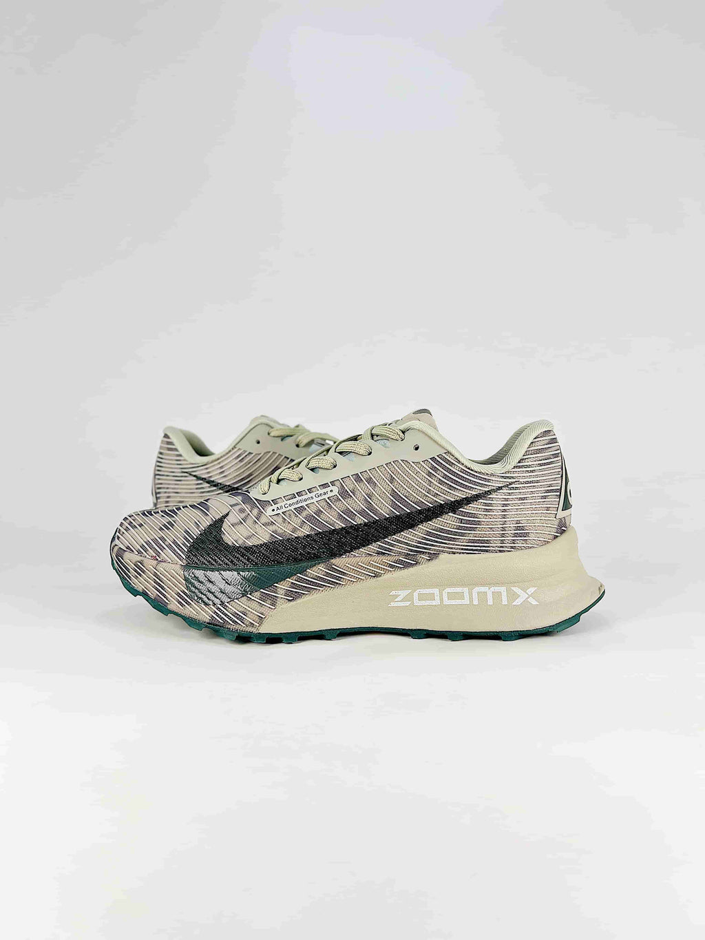 Nike ACG Sneakers - Beige & Camo Green