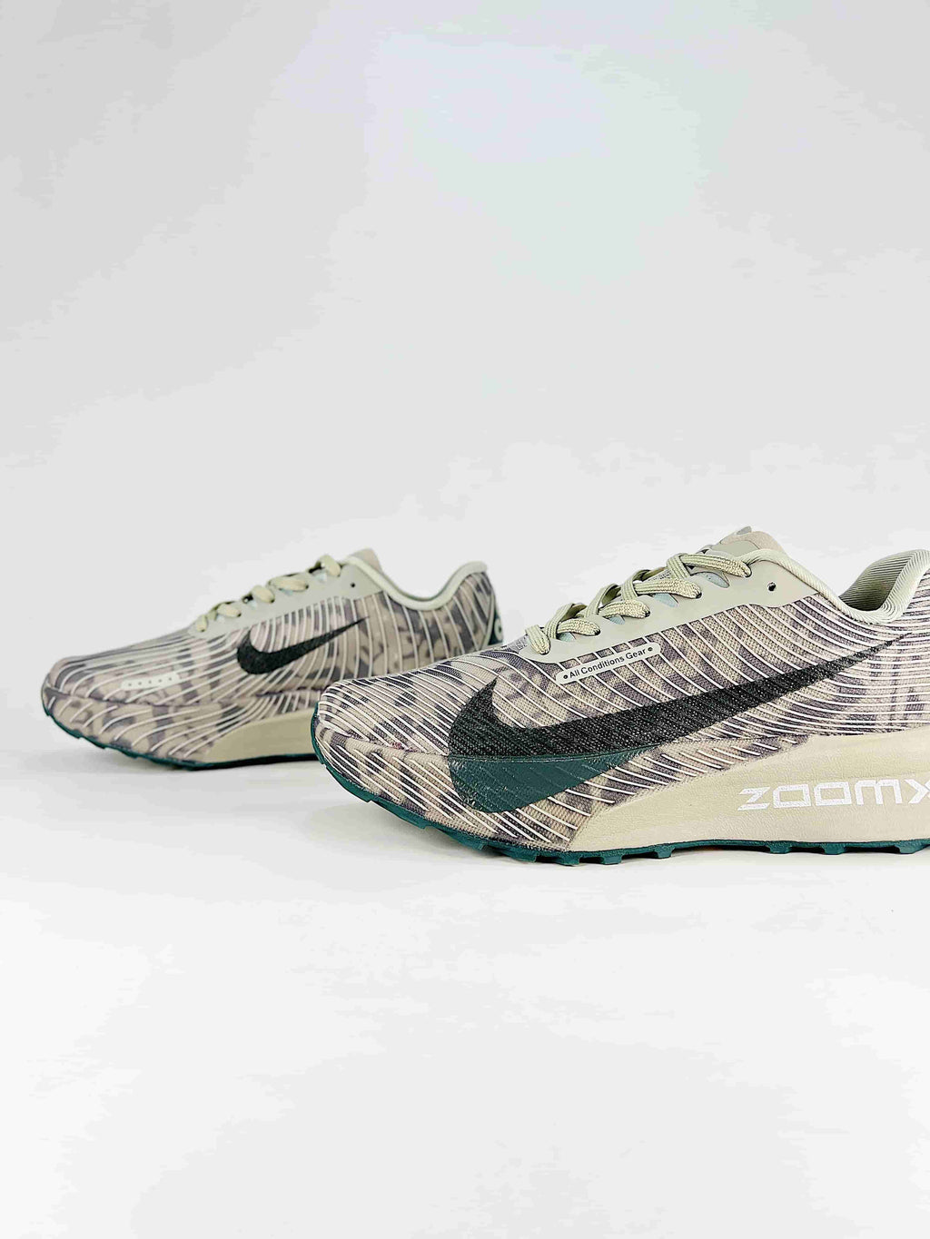 Nike ACG Sneakers - Beige & Camo Green