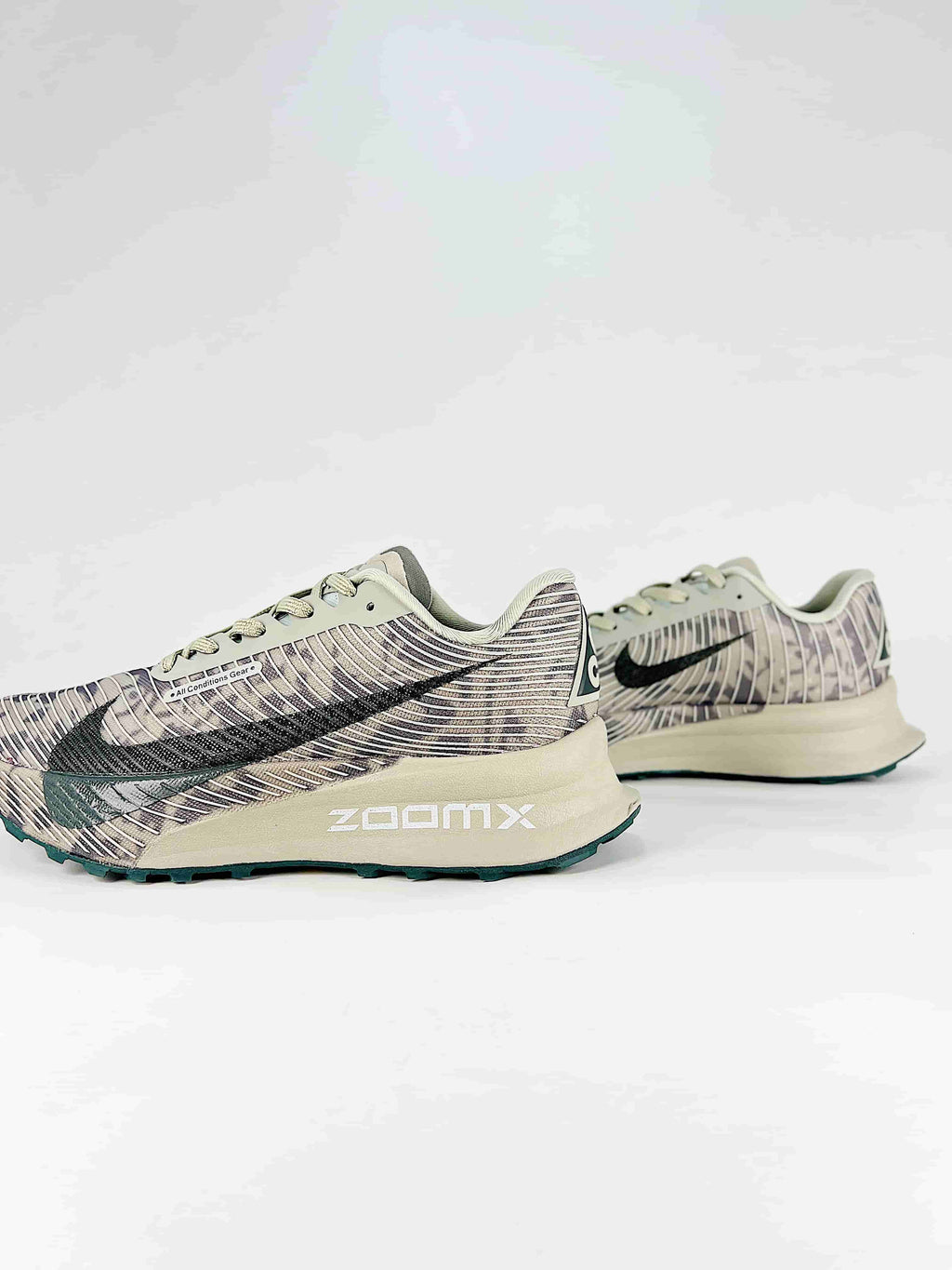 Nike ACG Sneakers - Beige & Camo Green