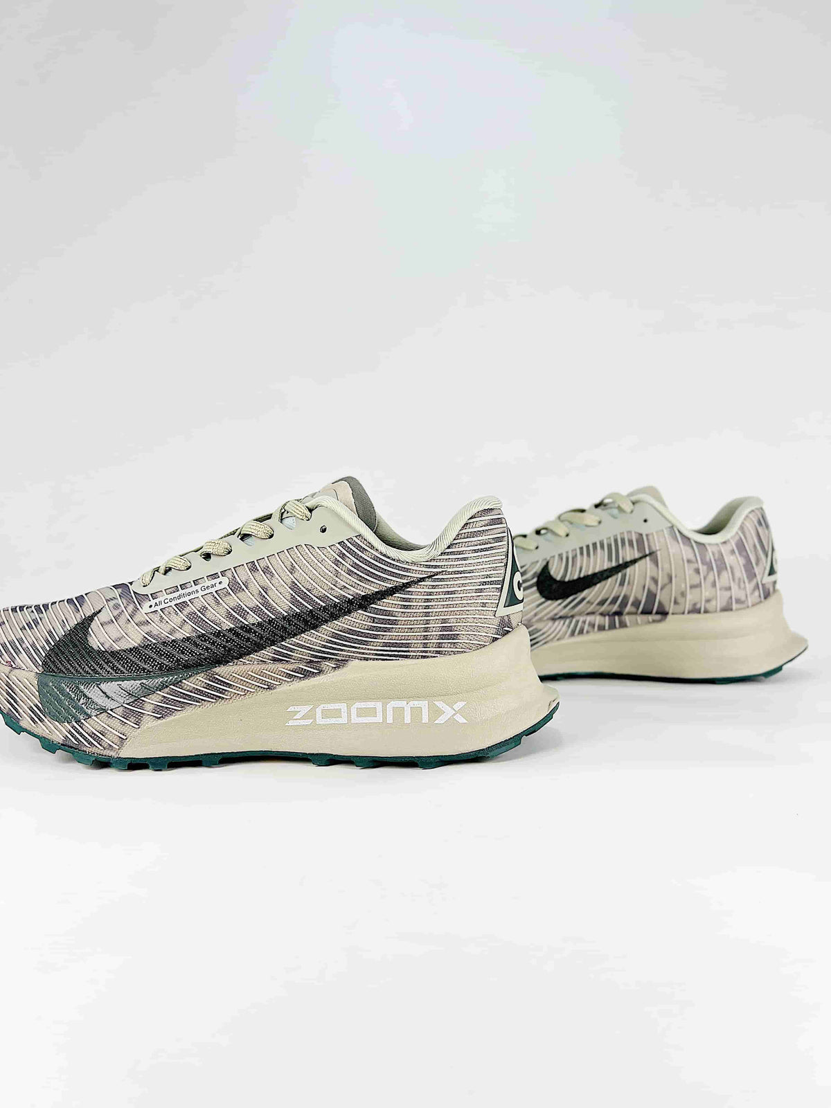 Nike ACG Sneakers - Beige & Camo Green